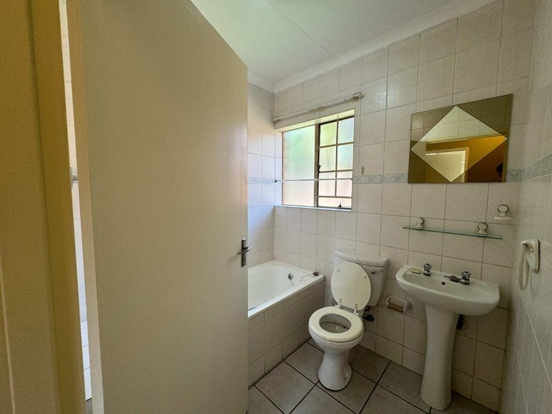 Stunning 3 bedroom townhouse to rent in Weltevredenpark - Photo 9