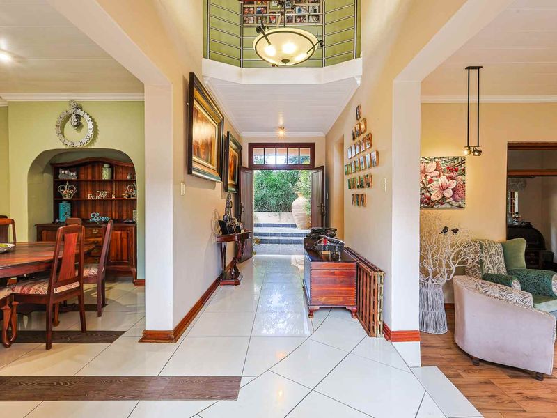 Elegant Family Living with Exceptional Entertaining Appeal in Constantia Glen - Photo 10