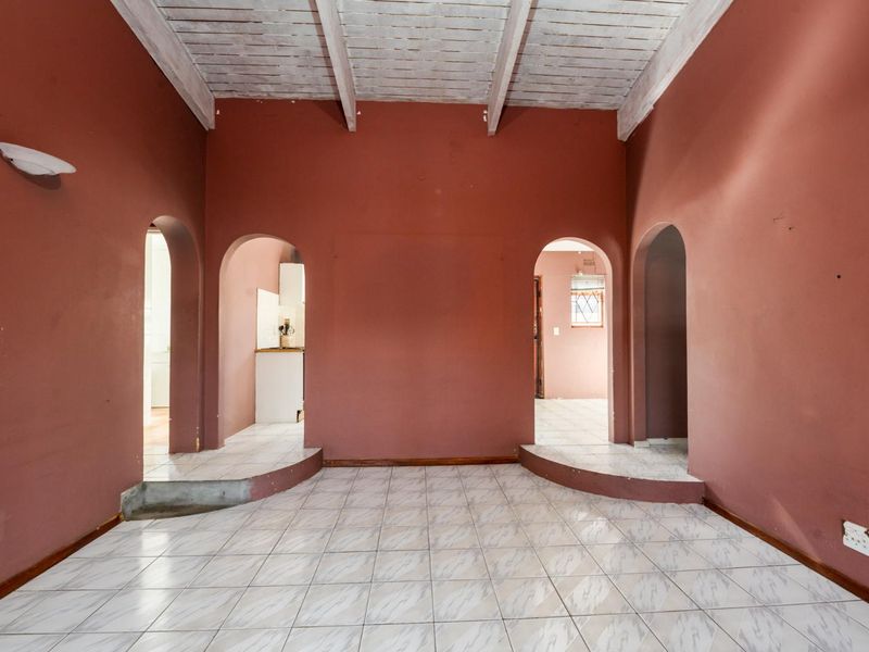 Prime Corner Plot 4-Bedroom Face Brick Home. - Photo 5