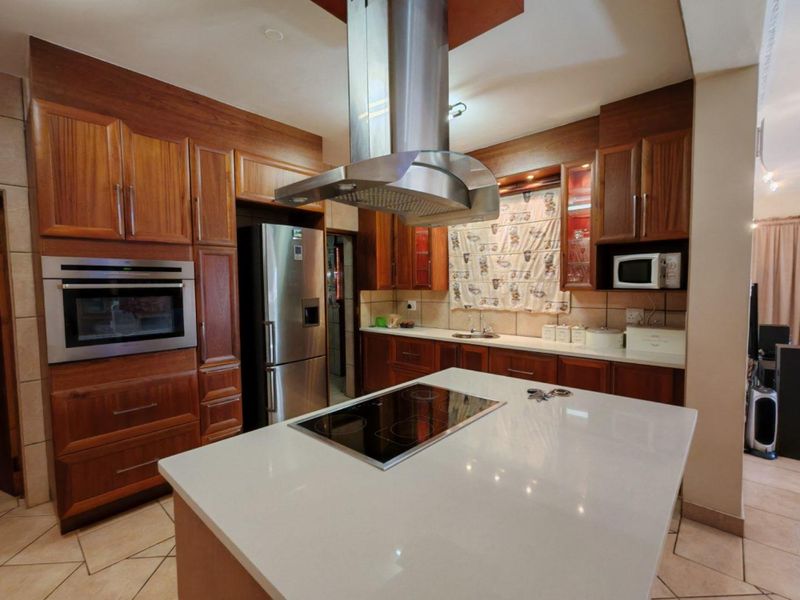 Stunning Home For Sale In Prestigious Estate - Photo 5