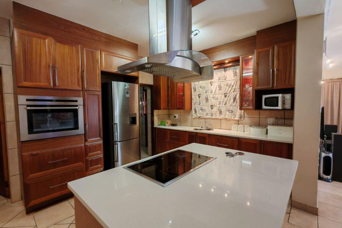 Stunning Home For Sale In Prestigious Estate - Photo 5