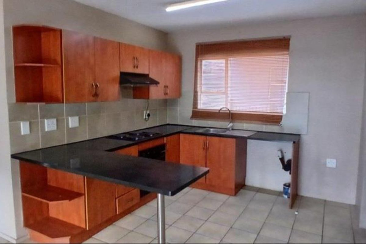 2 Bedroom Townhouse for Sale in Bardene - Photo 2