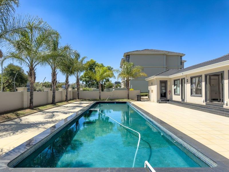 Stylish Ground Floor Living in Sought-After La Maison Royale - Photo 4