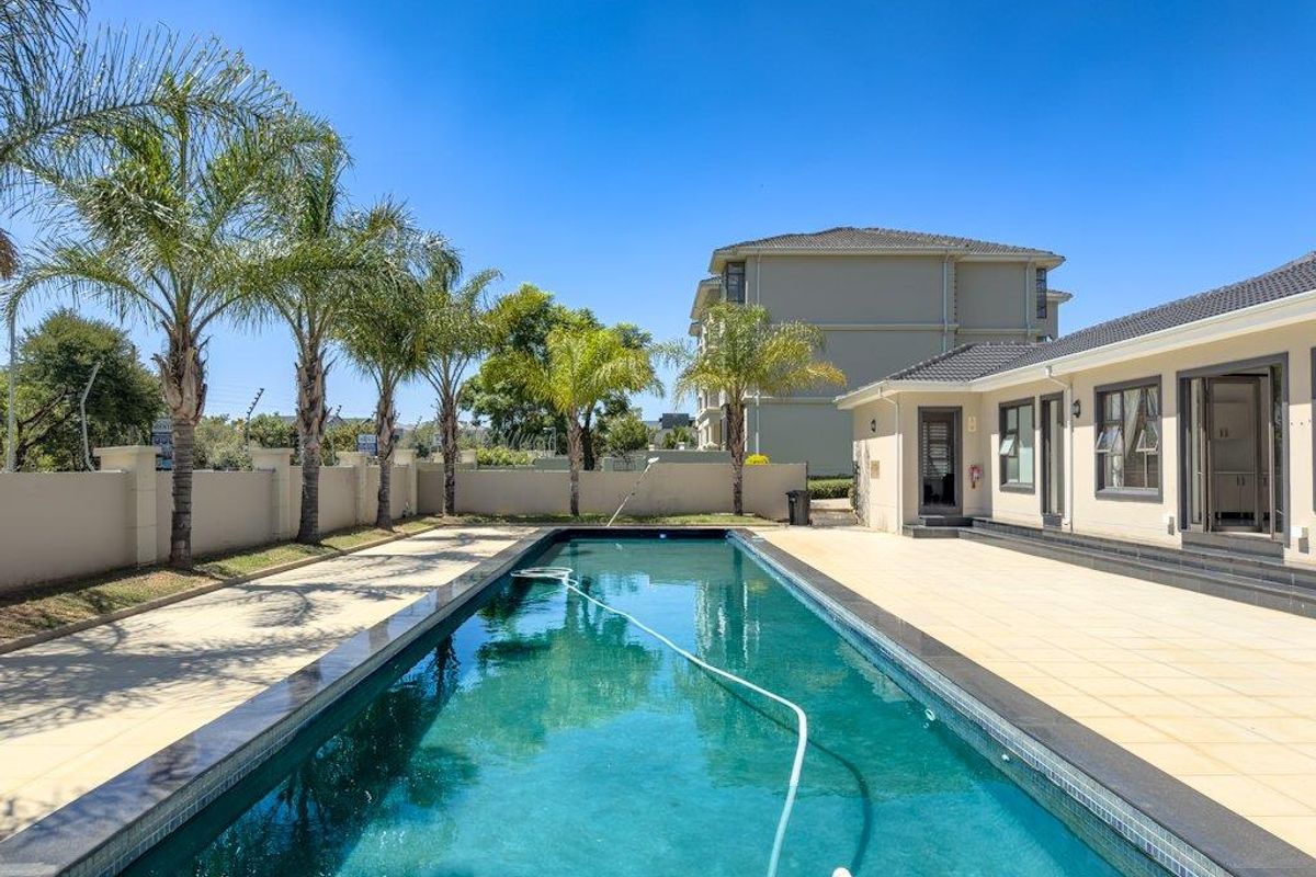 Stylish Ground Floor Living in Sought-After La Maison Royale - Photo 4