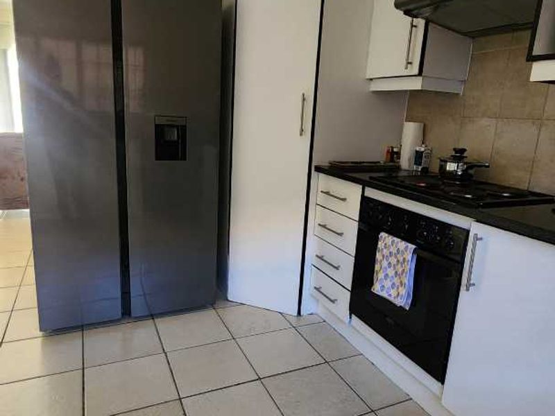 2 Bedroom Apartment For Sale in Heatherview - Photo 2