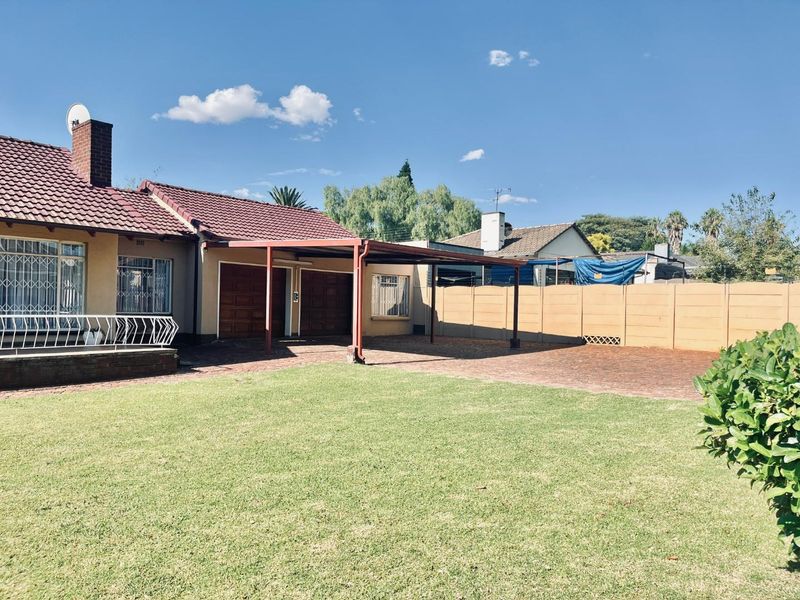 Your Dream Home: Open Spaces, Pool, and Prime Security Features!" - Photo 7