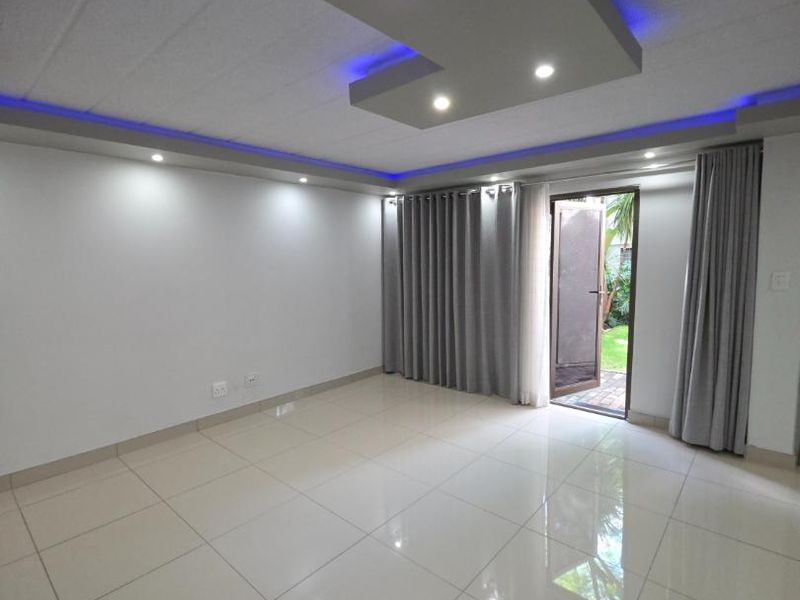 STUPENDOUS NEWLY RENOVATED 1 BED APARTMENT IN PARKTOWN NORTH - Photo 4