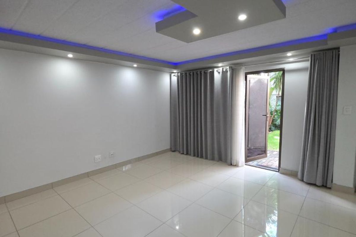 STUPENDOUS NEWLY RENOVATED 1 BED APARTMENT IN PARKTOWN NORTH - Photo 4