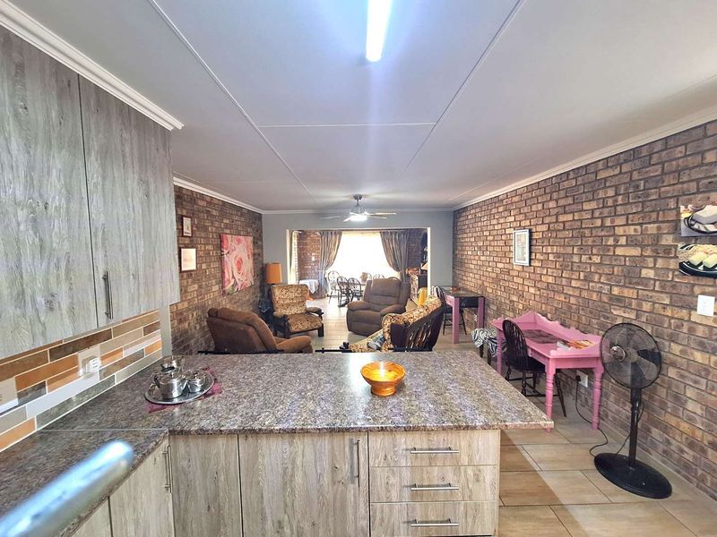 Space, Comfort and Style Combined - Photo 3