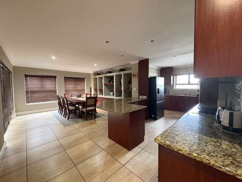 WEST BEACH Fully furnished 6 bedroom home - Photo 4
