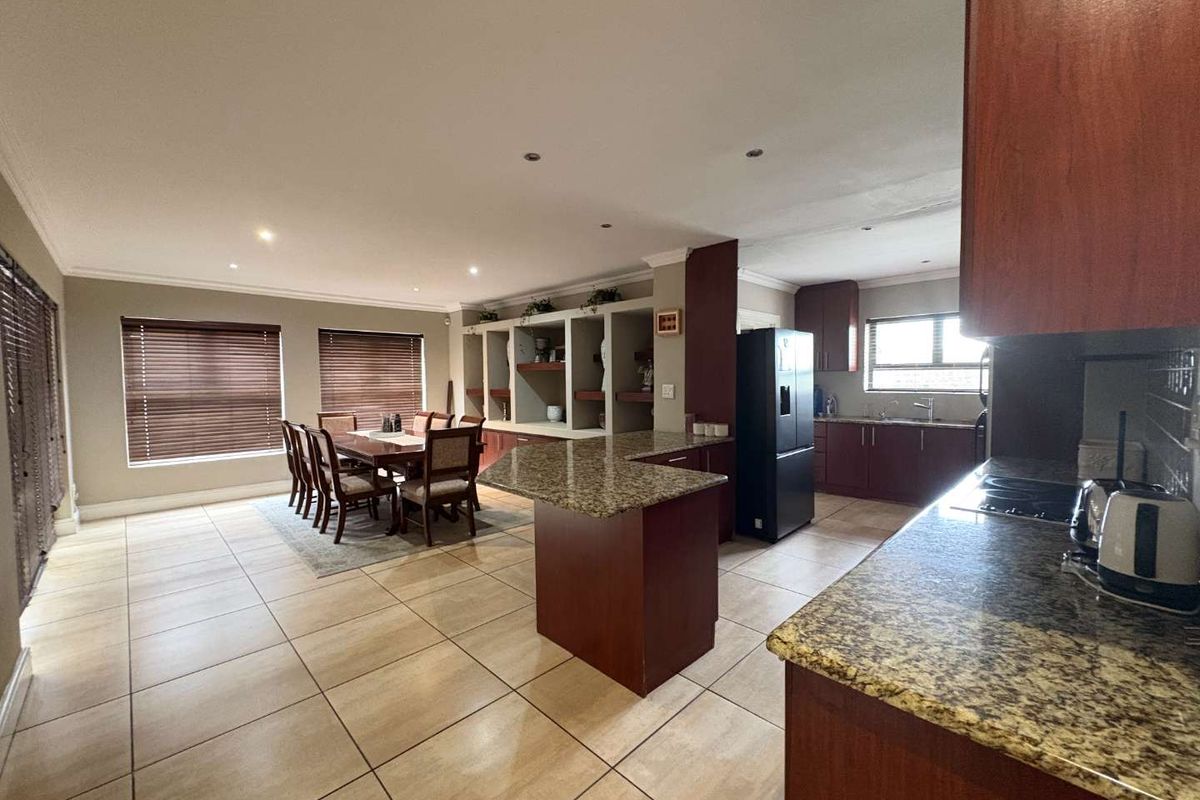 WEST BEACH Fully furnished 6 bedroom home - Photo 4