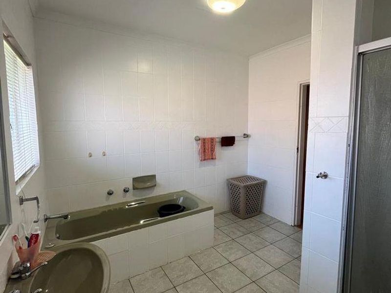 4 Bedroom 2 bathroom family home - Photo 9