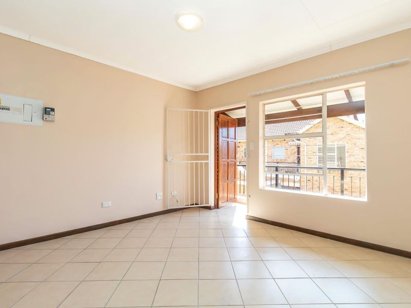 Bright 2-Bedroom Unit in Honeypark – Perfect Family Home! - Photo 3