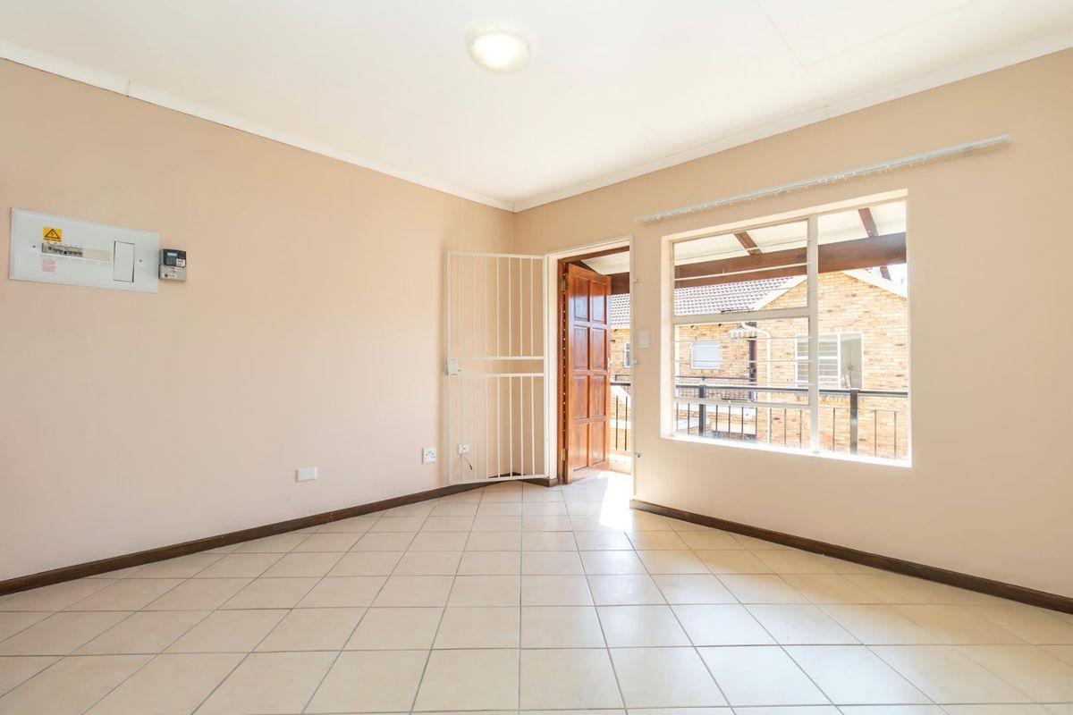 Bright 2-Bedroom Unit in Honeypark – Perfect Family Home! - Photo 3