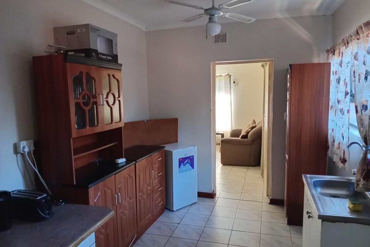 Spacious 3-Bedroom Family Home with Granny Flat, Entertainment Area & Green Belt Views - Photo 4