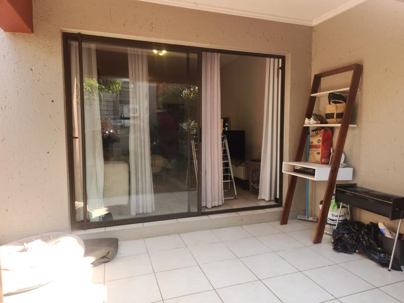 1 Bedroom Apartment with Private Garden in Secure Lonehill Estate - Photo 9