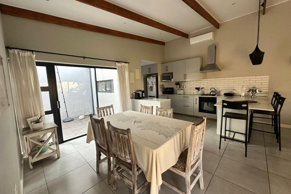 Spacious family Home - Photo 2