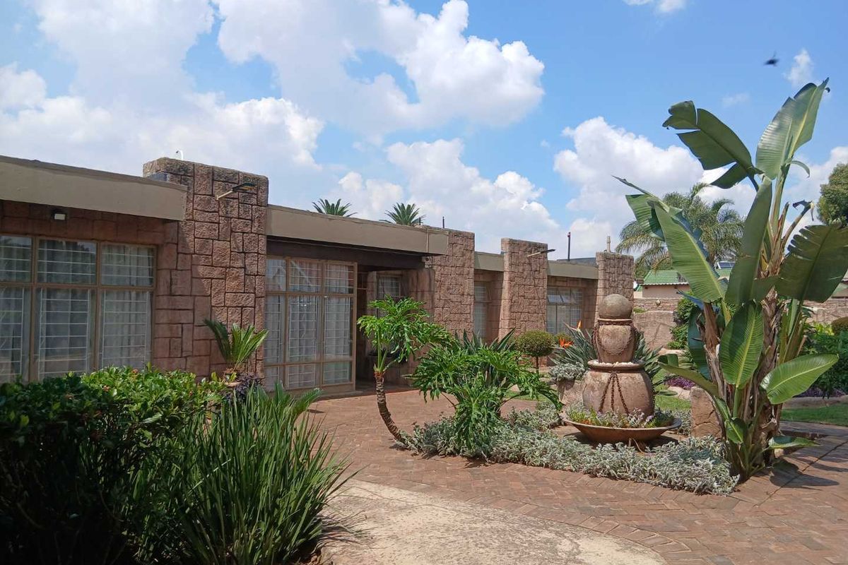 Entertainers Home for Sale - Photo 2