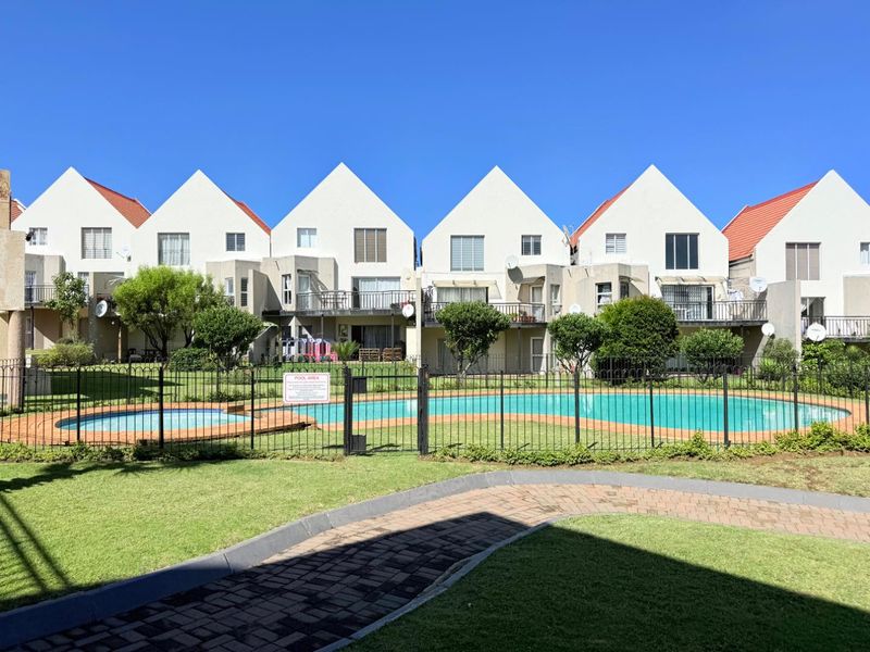 Luxurious Comfort: Spacious Bedrooms & Inviting Lounge! - Photo 2