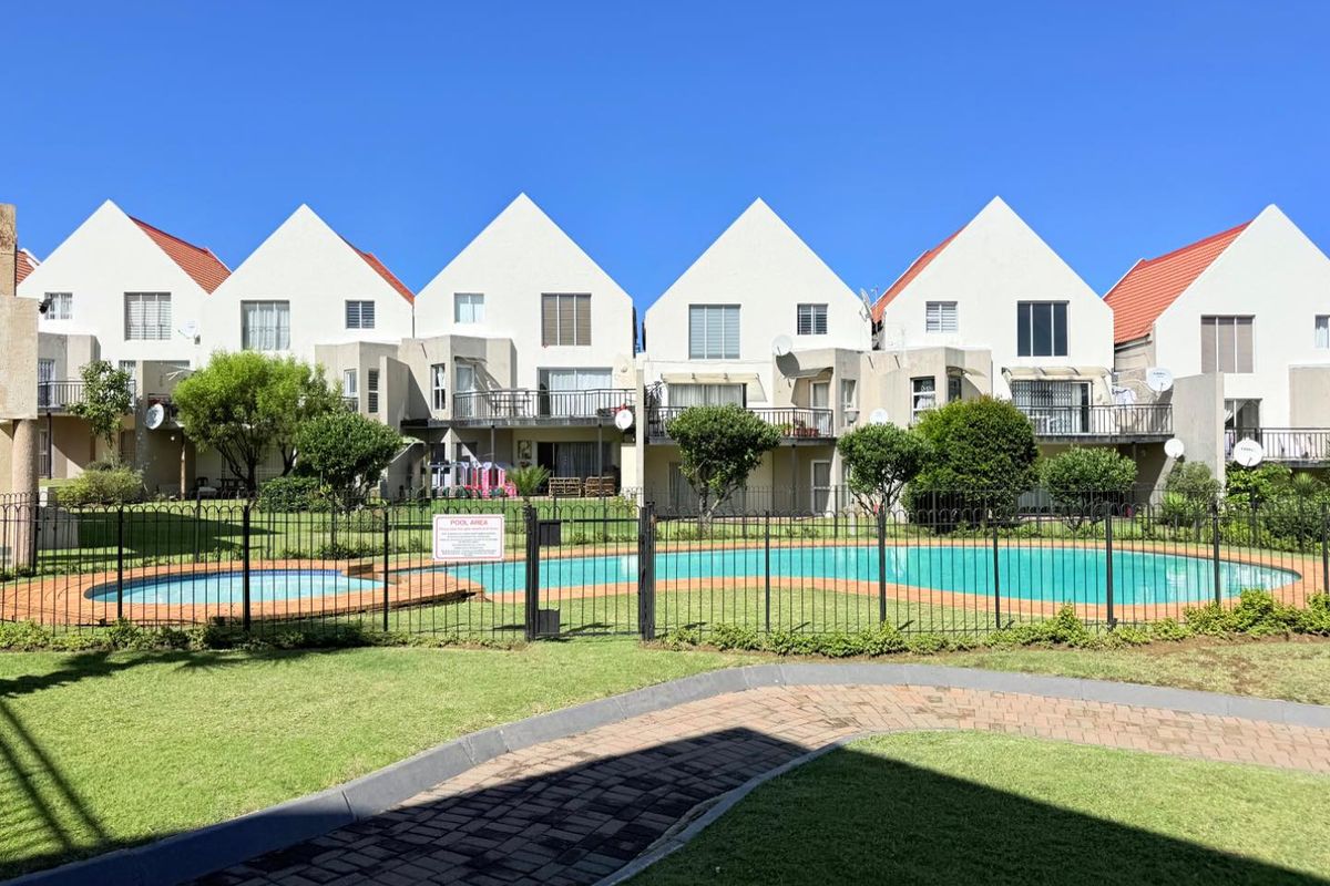 Luxurious Comfort: Spacious Bedrooms & Inviting Lounge! - Photo 2