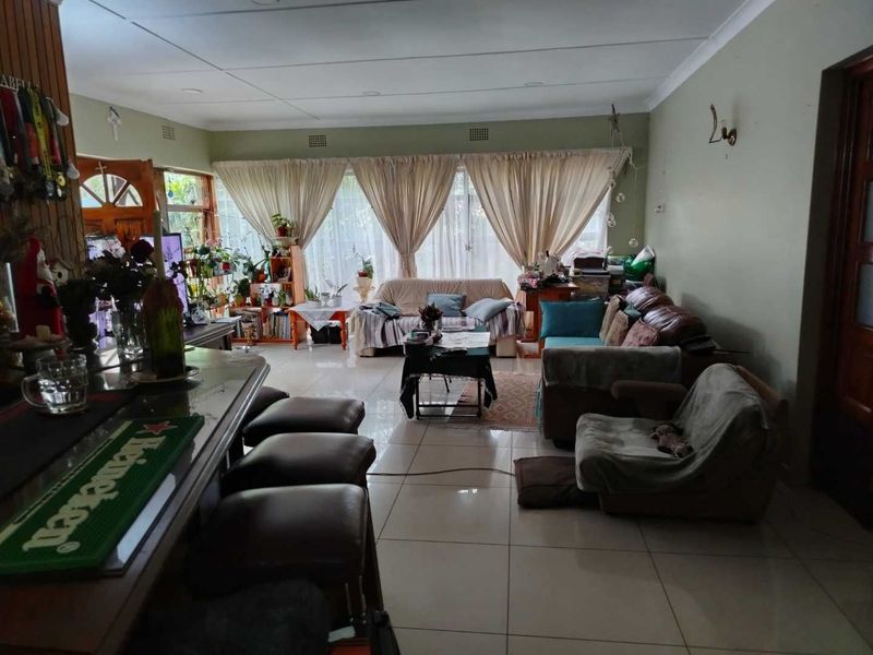 Charming Family Home in Wychwood â?? Endless Potential - Photo 3