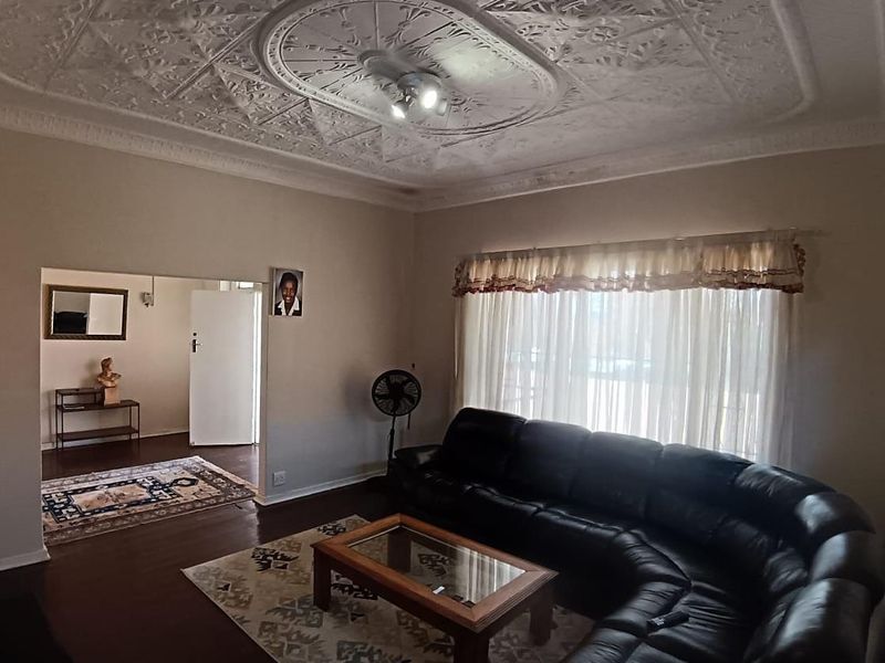 Charming 2 bedroom home with 3 cottages in quiet secure area - Photo 2