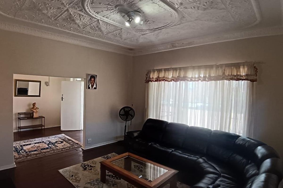 Charming 2 bedroom home with 3 cottages in quiet secure area - Photo 2