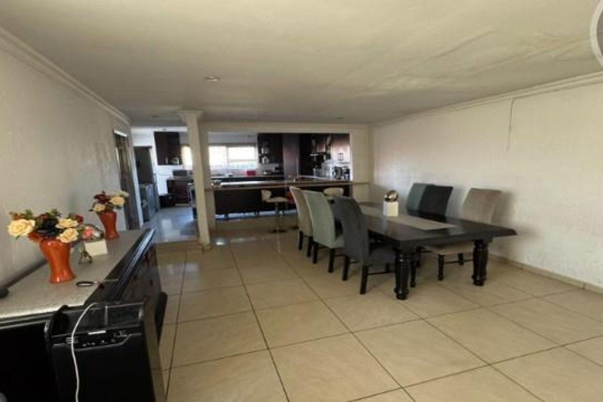 • Perfect Family Home: 3 Bedrooms | 2 Bathrooms | 2 Garages - Photo 4