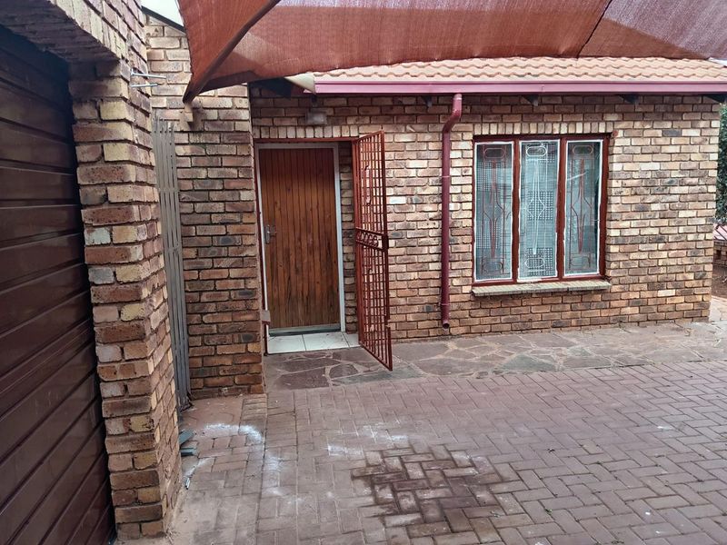 3 Bedroom House For Sale in Ga-Rankuwa Unit 17 - Photo 2