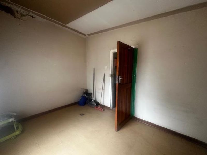3-Bedroom Family Home with Bachelor’s Flat in Trompsburg - Photo 9