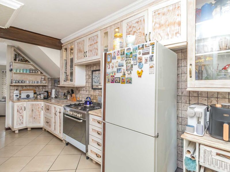 Stylish 4 bedroom family home in secure estate in Pinehaven - Photo 8