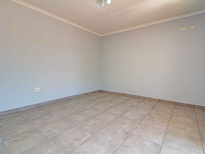 Newly Updated Home with Ensuite & Patio! - Photo 10