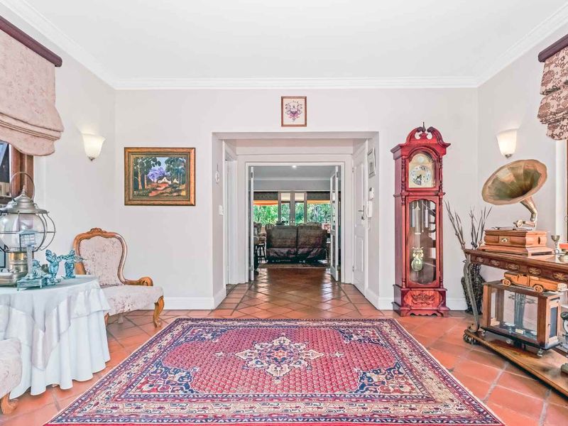 GORGEOUS FAMILY HOME, TUCKED AWAY IN BEAULIEU COUNTRY ESTATE AMONGST LEAFY SERENITY - OFFERING EQUESTRIAN FACILITIES AND A COTTAGE - Photo 5