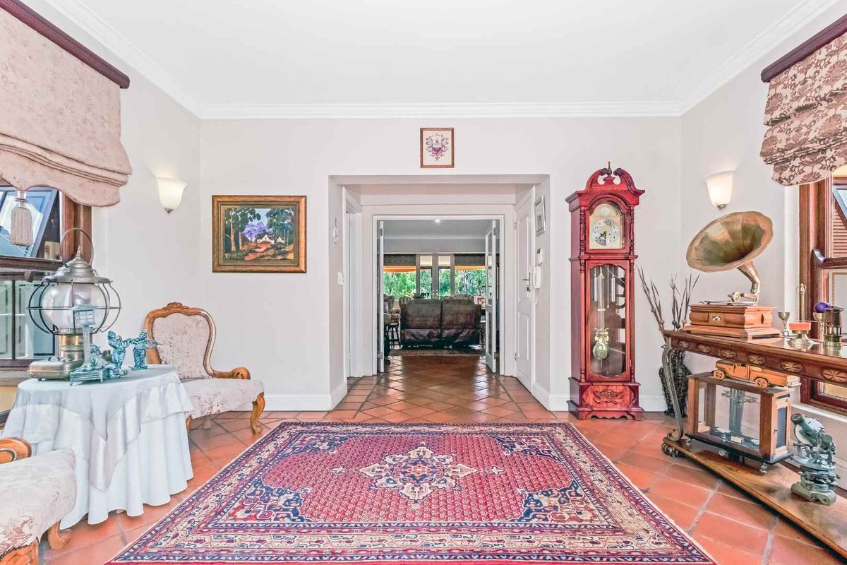 GORGEOUS FAMILY HOME, TUCKED AWAY IN BEAULIEU COUNTRY ESTATE AMONGST LEAFY SERENITY - OFFERING EQUESTRIAN FACILITIES AND A COTTAGE - Photo 5