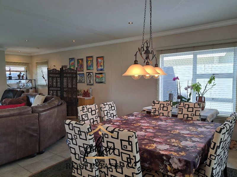 Exceptional 4 bedroom Family home with  beautiful 2 bedr flat in prime Lagoon Area, Walvis Bay - Photo 8