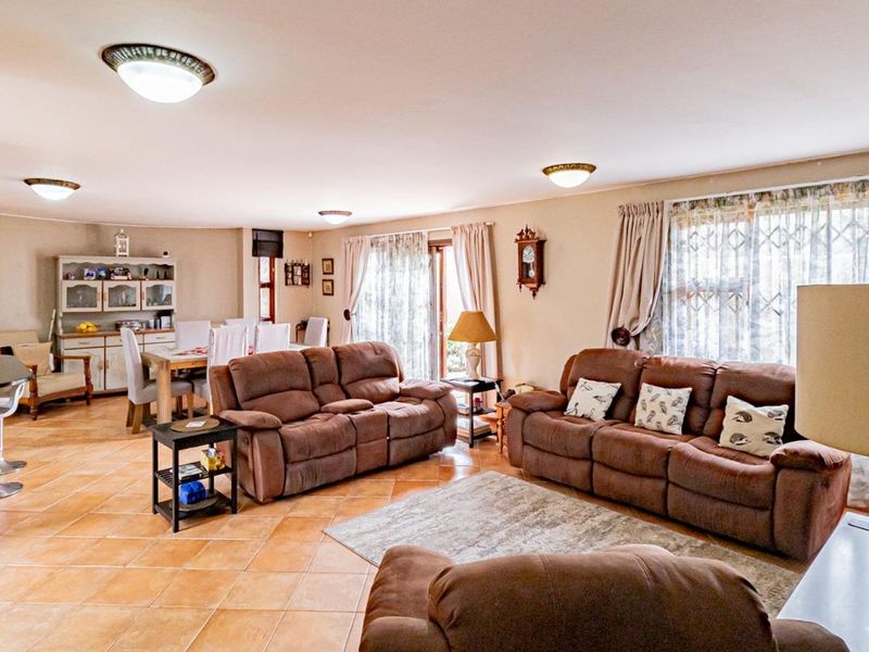 Elegant Secure Living in Bartlett - Photo 3
