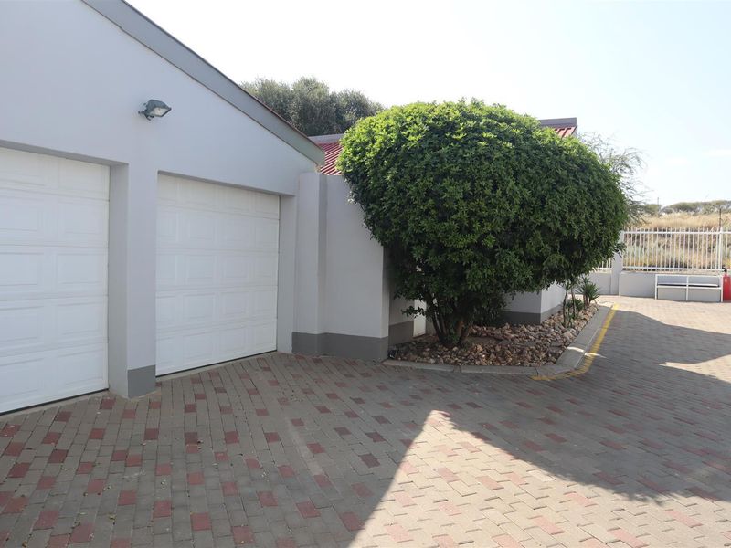 Not to be missed, 1 level Townhouse in popular complex for sale. - Photo 2
