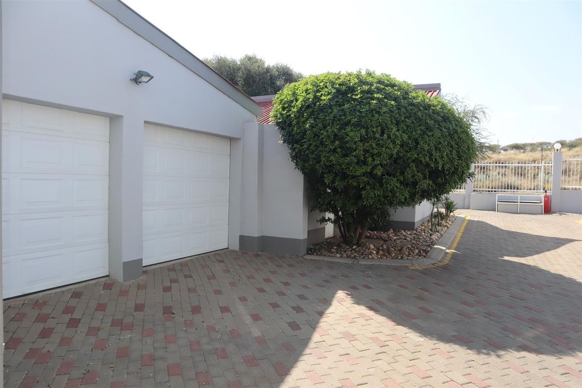 Not to be missed, 1 level Townhouse in popular complex for sale. - Photo 2