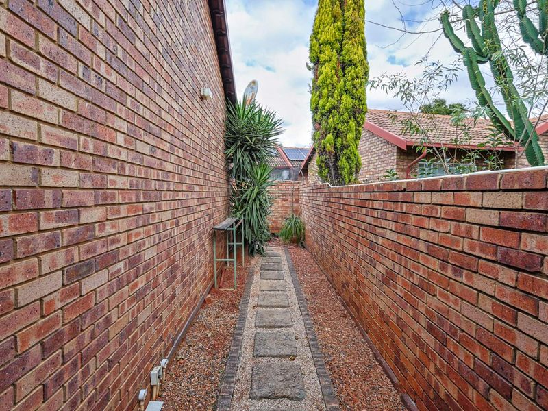 Charming 2 Bedroom Townhouse in Secure Complex – Ideal for Homeowners & Investors Alike - Photo 8