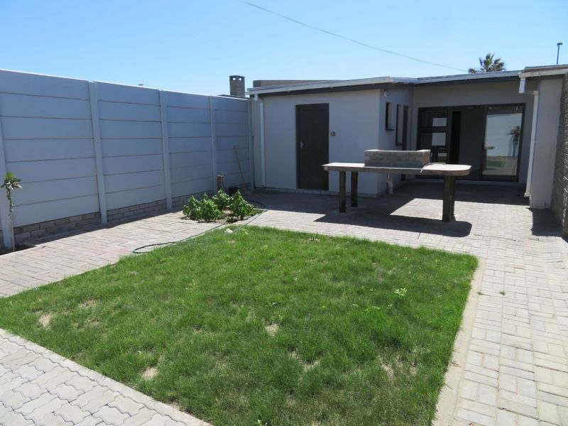 Spacious Family Home and Flat situated in a popular central prime area in Walvis Bay - Photo 3