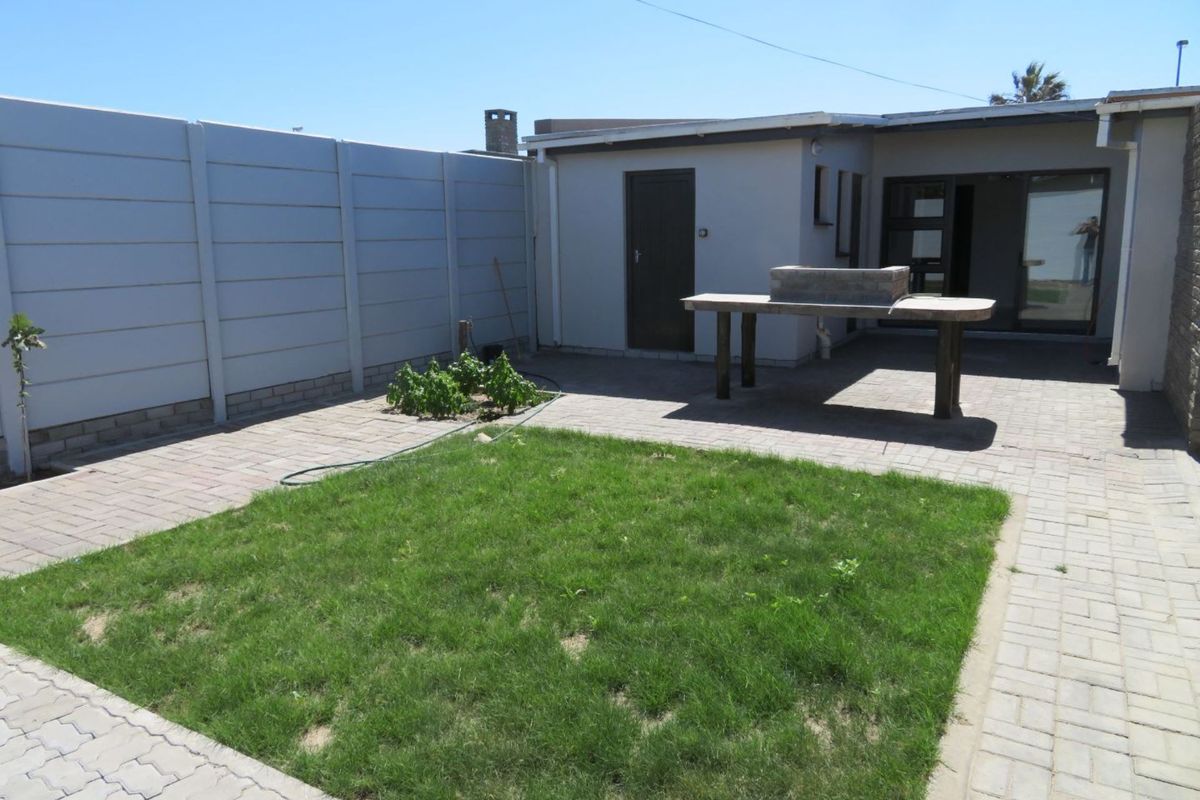 Spacious Family Home and Flat situated in a popular central prime area in Walvis Bay - Photo 3