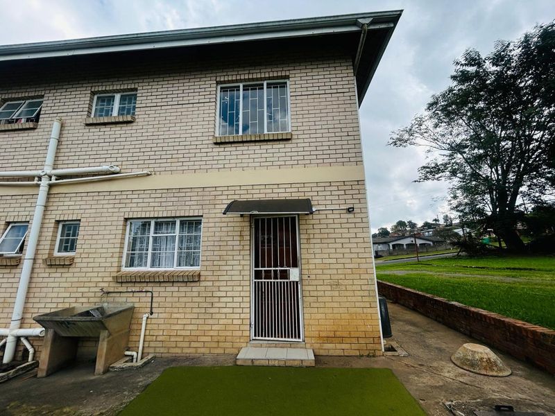 Spacious 1 Bedroom Garden Cottage on Large Shared Property - Photo 2