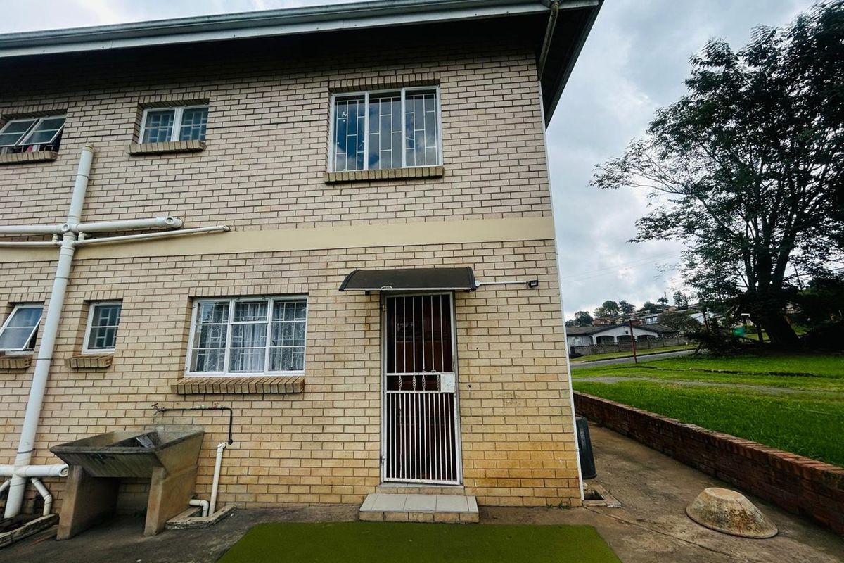 Spacious 1 Bedroom Garden Cottage on Large Shared Property - Photo 2