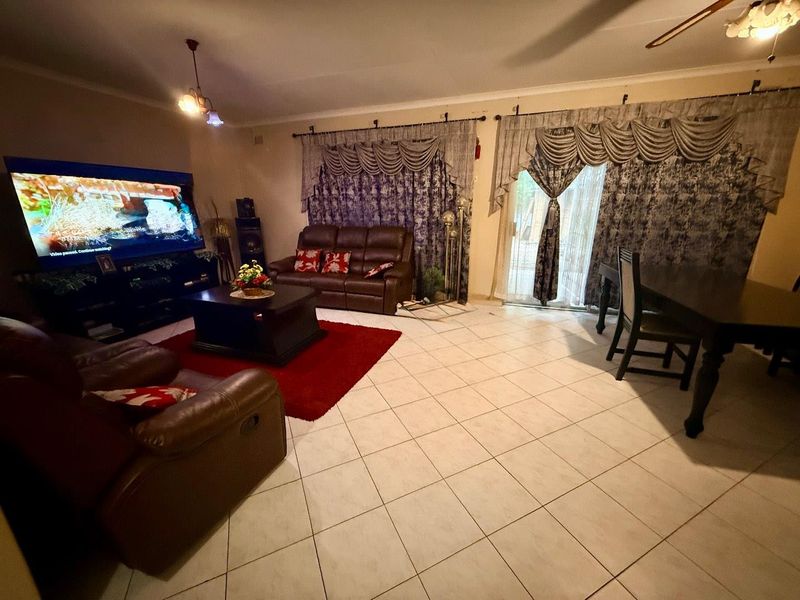 Beautiful 3 bedroom Townhouse for sale in Vryheid - Photo 5