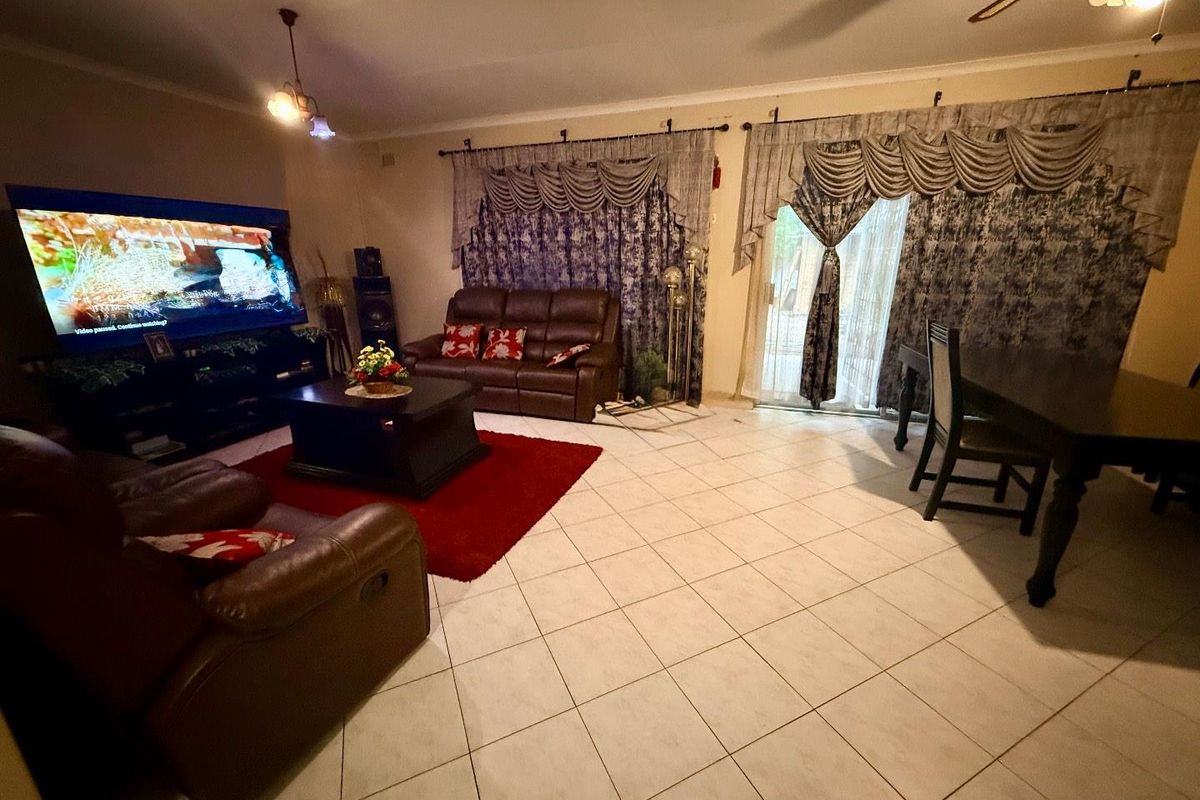 Beautiful 3 bedroom Townhouse for sale in Vryheid - Photo 5