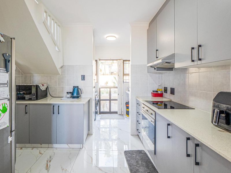 Completely renovated modern home - Photo 3