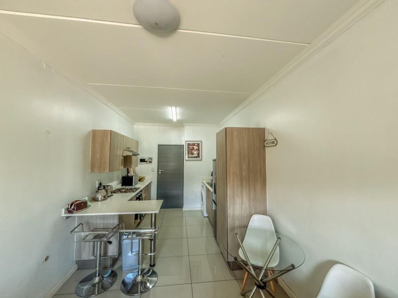 Modern Look-Up and Go 1 Bedroom Apartment /Flat for sale in Halfway Gardens - Photo 4