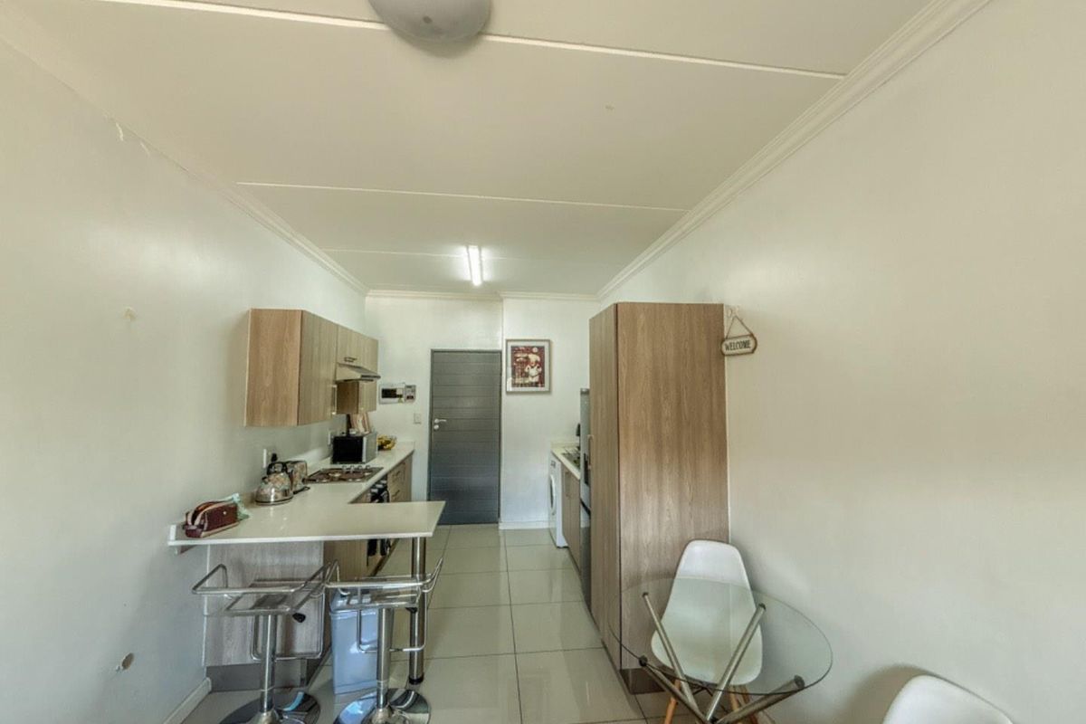 Modern Look-Up and Go 1 Bedroom Apartment /Flat for sale in Halfway Gardens - Photo 4