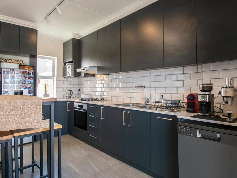 Modern 3-Bedroom Home in Secure Estate with Uninterrupted Mountain Views - Photo 5