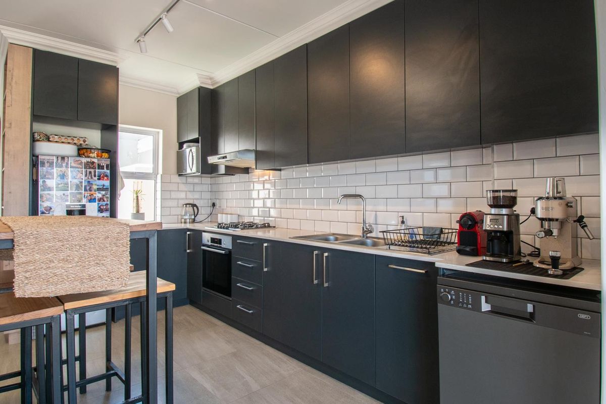 Modern 3-Bedroom Home in Secure Estate with Uninterrupted Mountain Views - Photo 5